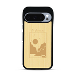 Coque de protection en bois véritable fabriquée en France pour  sur le thème du camping en pleine nature et du bivouac avec la phrase "Aventure is out there"