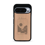 Coque de protection en bois véritable fabriquée en France pour  sur le thème du camping en pleine nature et du bivouac avec la phrase "Aventure is out there"