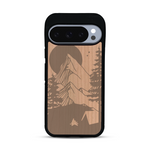 Coque de protection en bois véritable fabriquée en France pour  sur le thème du camping en pleine nature représentant une tente avec un feu de camp entouré de montagnes