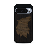 Coque de protection en bois véritable fabriquée en France pour  alliant du chêne fumé et du noyer représentant une tête de loup géométrique de profil sur le thème des animaux et de la nature