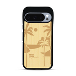 Coque de protection en bois véritable fabriquée en France pour  sur le thème des voyages en vans, vanlife et chill avec une gravure représentant un van vw combi devant le soleil couchant sur une plage avec des vagues
