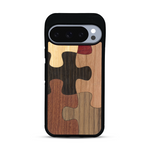 Coque de protection en bois véritable fabriquée en France pour  représentant un puzzle en six pièces qui allie du chêne fumé, du noyer, du bambou, du padouk, du merisier et de l'acajou