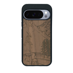 Coque de protection en bois véritable fabriquée en France pour Google Pixel 10 Pro sur le thème de la randonnée en montagne et de l'aventure avec une gravure représentant une femme de dos face à un paysage de nature