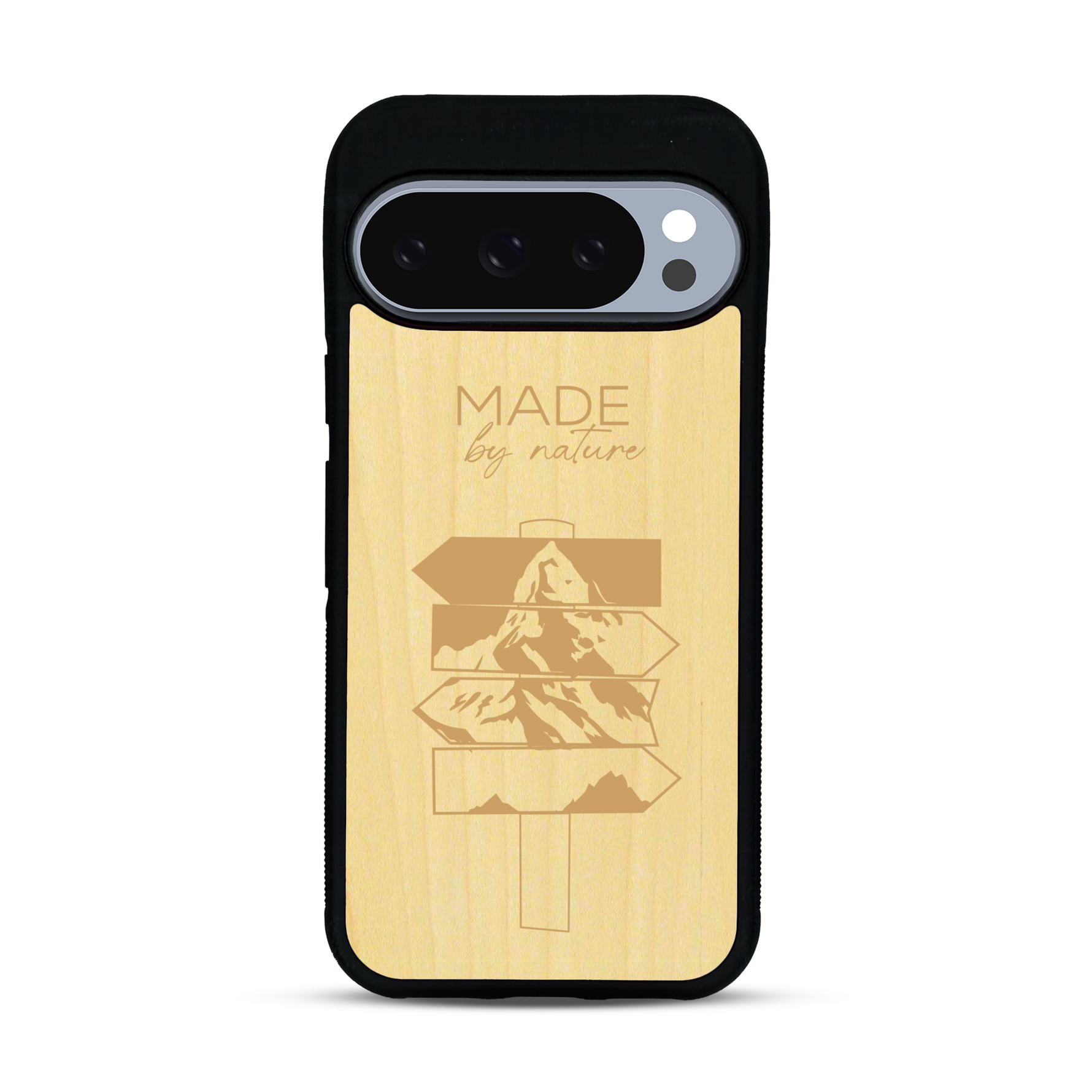 Coque de protection en bois véritable fabriquée en France pour  sur le thème de la nature et des arbres avec une gravure représentant une pomme de pin et la phrase "made by nature"