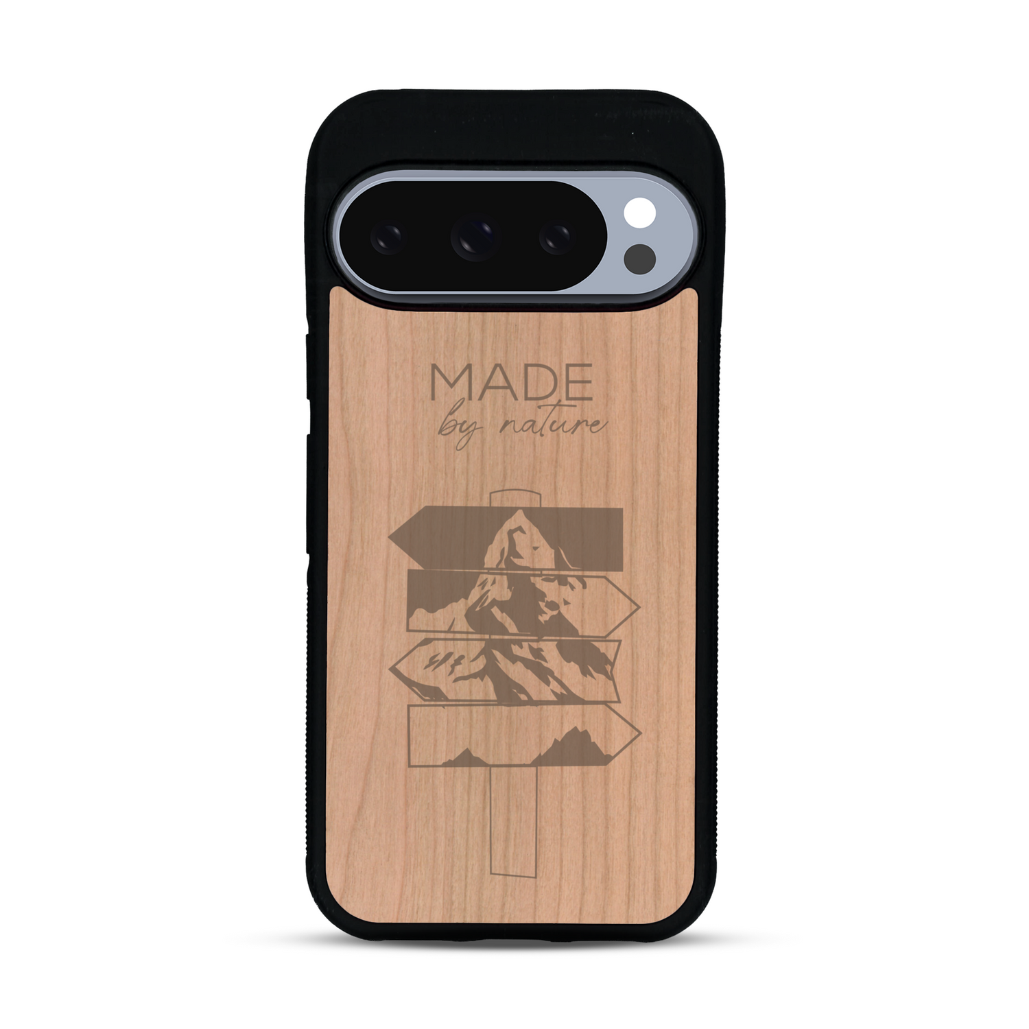 Coque de protection en bois véritable fabriquée en France pour  sur le thème de la nature et des arbres avec une gravure représentant une pomme de pin et la phrase "made by nature"