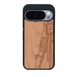 Coque de protection en bois véritable fabriquée en France pour Google Pixel 10 Pro représentant une vue de face d'une femme sur une moto vintage dessinée à la main par l'artiste Maud Dabs