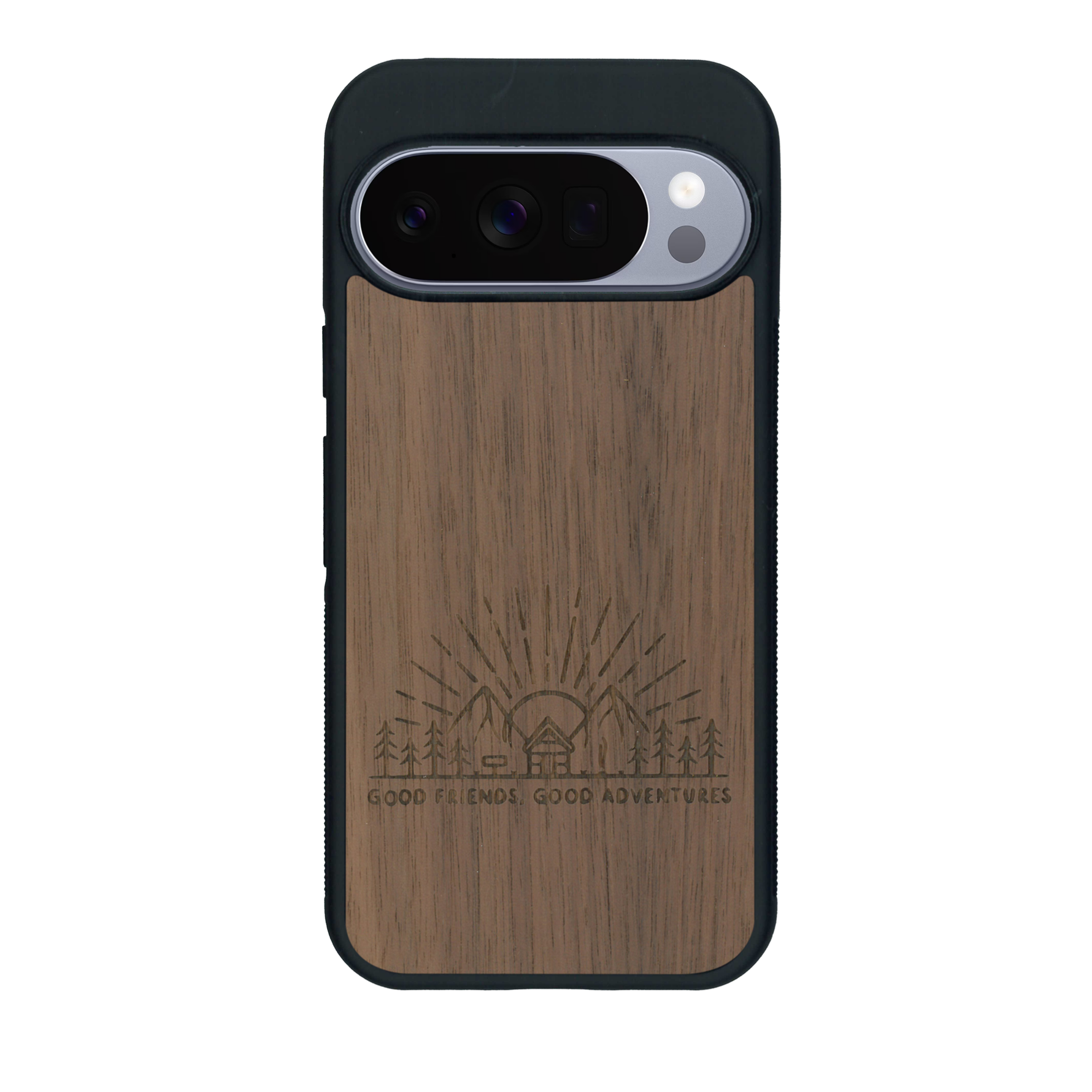 Coque de protection en bois véritable fabriquée en France pour Google Pixel 10 Pro sur le thème chill et nature avec un motif représentant un levé de soleil sur un paysage de montagne avec des sapins et un chalet et la phrase "Good friends, good adventure"