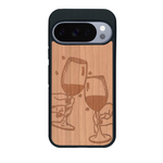 Coque de protection en bois véritable fabriquée en France pour Google Pixel 10 Pro représentant une vue de face d'une flute de champagne dessinée à la main par l'artiste Maud Dabs