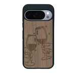 Coque de protection en bois véritable fabriquée en France pour Google Pixel 10 Pro représentant une vue de face d'une flute de champagne dessinée à la main par l'artiste Maud Dabs