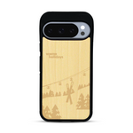Coque de protection en bois véritable fabriquée en France pour  sur le thème de la montagne, du ski et de la neige avec un motif représentant une paire de ski plantée dans la neige avec en fond des montagnes enneigées