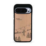 Coque de protection en bois véritable fabriquée en France pour  sur le thème de la montagne, du ski et de la neige avec un motif représentant une paire de ski plantée dans la neige avec en fond des montagnes enneigées