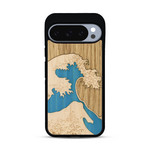 Coque de protection en bois véritable fabriquée en France pour  alliant plusieurs essences de bois pour représenter la célèbre grande vague de Kanagawa