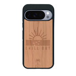 Coque de protection en bois véritable fabriquée en France pour Google Pixel 10 Pro XL sur le thème chill avec un motif représentant un couché de soleil sur l'océan et la phrase "Chill out"