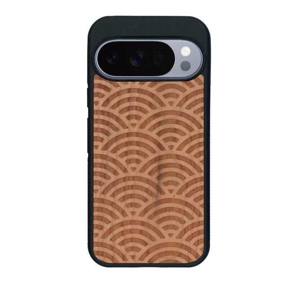 Coque de protection en bois véritable fabriquée en France pour Google Pixel 10 Pro XL baptisée "La Sinjak" avec un motif de gravure abstrait représentant la répétition d'un symbole wifi