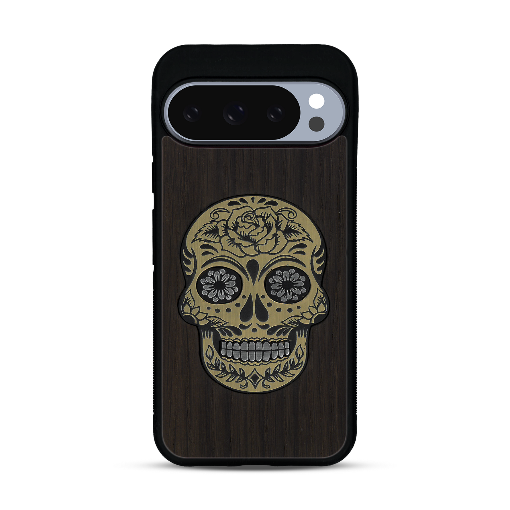 Coque de protection en bois véritable fabriquée en France pour  alliant du chêne fumé avec du métal argenté et doré représentant une tête de mort mexicaine sur le thème Dia de los Muertos