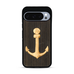 Coque de protection en bois véritable fabriquée en France pour  sur le thème nautique avec un bois clair et un bois foncé représentant une ancre de bateau