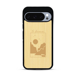 Coque de protection en bois véritable fabriquée en France pour  sur le thème du camping en pleine nature et du bivouac avec la phrase "Aventure is out there"