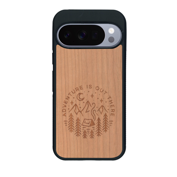 Coque de protection en bois véritable fabriquée en France pour Google Pixel 10 Pro XL sur le thème du camping en pleine nature et du bivouac avec la phrase "Aventure is out there"