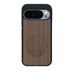 Coque de protection en bois véritable fabriquée en France pour Google Pixel 10 Pro XL sur le thème du camping en pleine nature et du bivouac avec la phrase "Aventure is out there"