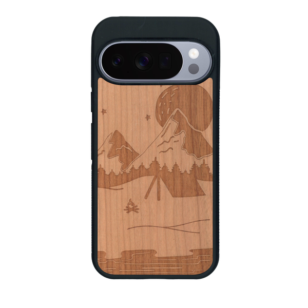 Coque de protection en bois véritable fabriquée en France pour Google Pixel 10 Pro XL sur le thème du camping en pleine nature représentant une tente avec un feu de camp entouré de montagnes