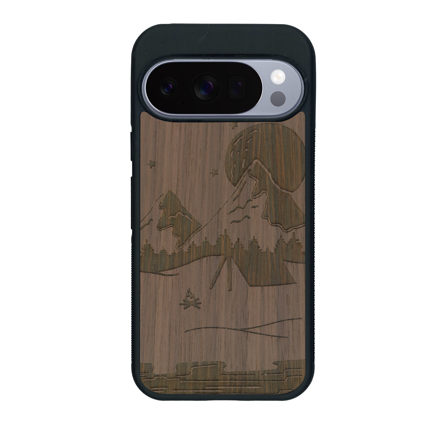 Coque de protection en bois véritable fabriquée en France pour Google Pixel 10 Pro XL sur le thème du camping en pleine nature représentant une tente avec un feu de camp entouré de montagnes