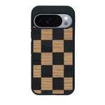 Coque de protection en bois véritable fabriquée en France pour Google Pixel 10 Pro XL alliant plusieurs essences de bois pour représenter un damier