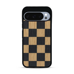 Coque de protection en bois véritable fabriquée en France pour  alliant plusieurs essences de bois pour représenter un damier