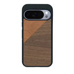 Coque de protection en bois véritable fabriquée en France pour Google Pixel 10 Pro XL alliant du merisier et du noyer formant chacun un triangle avec une jointure en diagonale sur le thème de l'art abstrait