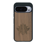 Coque de protection en bois véritable fabriquée en France pour Google Pixel 10 Pro XL sur le thème de la nature et du yoga avec une gravure zen représentant une fleur de lotus