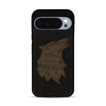 Coque de protection en bois véritable fabriquée en France pour  alliant du chêne fumé et du noyer représentant une tête de loup géométrique de profil sur le thème des animaux et de la nature