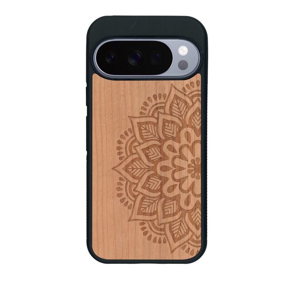 Coque de protection en bois véritable fabriquée en France pour Google Pixel 10 Pro XL sur le thème de la bohème et du tatouage au henné avec une gravure représentant un mandala