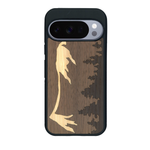 Coque de protection en bois véritable fabriquée en France pour Google Pixel 10 Pro XL sur le thème de la nature et de la montagne qui allie du chêne fumé, du noyer et du bambou représentant le mont mézenc