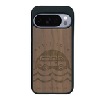 Coque de protection en bois véritable fabriquée en France pour Google Pixel 10 Pro XL sur le thème des voyages en vans, vanlife et chill avec une gravure représentant un van vw combi devant le soleil couchant sur une plage avec des vagues