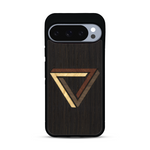 Coque de protection en bois véritable fabriquée en France pour  sur le thème de l'art géométrique qui allie du chêne fumé, du noyer, du bambou et du padouk représentant le triangle de penrose