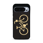 Coque de protection en bois véritable fabriquée en France pour  sur le theme du vélo et de l'outdoor qui allie du bambou et du chêne fumé représentant un vélo