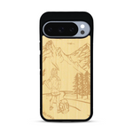 Coque de protection en bois véritable fabriquée en France pour  sur le thème de la randonnée en montagne et de l'aventure avec une gravure représentant une femme de dos face à un paysage de nature