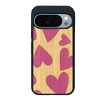 Coque de protection en bois véritable fabriquée en France pour Google Pixel 10 Pro XL alliant plusieurs essences de bois pour représenter des coeurs pour les amoureux