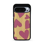 Coque de protection en bois véritable fabriquée en France pour  alliant plusieurs essences de bois pour représenter des coeurs pour les amoureux