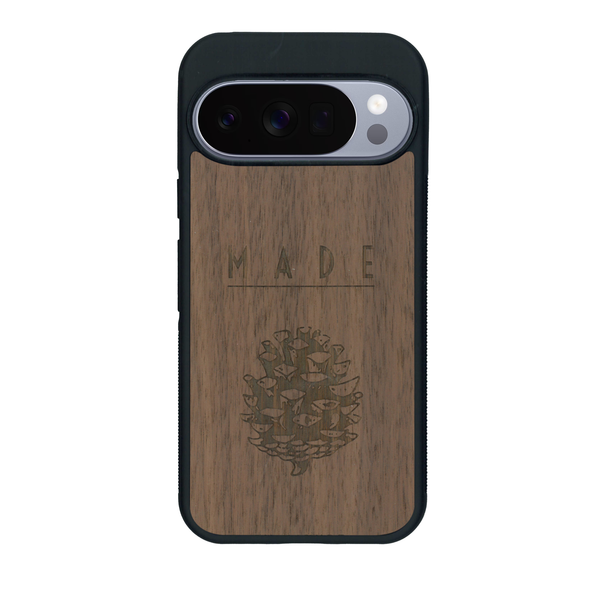 Coque de protection en bois véritable fabriquée en France pour Google Pixel 10 Pro XL sur le thème de la nature et des arbres avec une gravure représentant une pomme de pin et la phrase "made by nature"