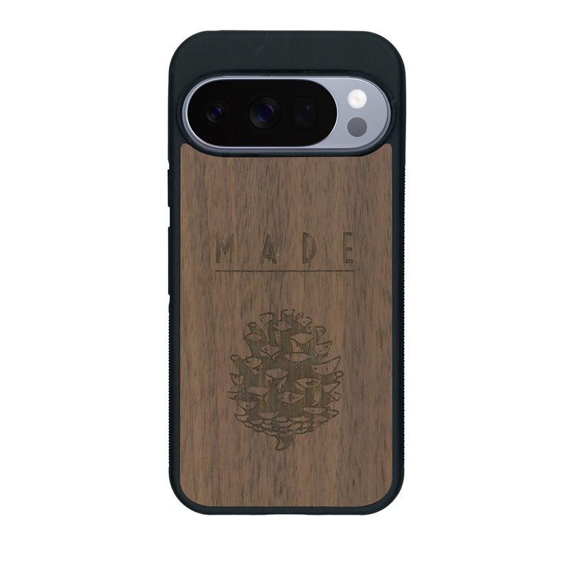 Coque de protection en bois véritable fabriquée en France pour Google Pixel 10 Pro XL sur le thème de la nature et des arbres avec une gravure représentant une pomme de pin et la phrase "made by nature"