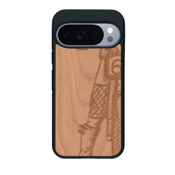 Coque de protection en bois véritable fabriquée en France pour Google Pixel 10 Pro XL représentant une vue de face d'une femme sur une moto vintage dessinée à la main par l'artiste Maud Dabs