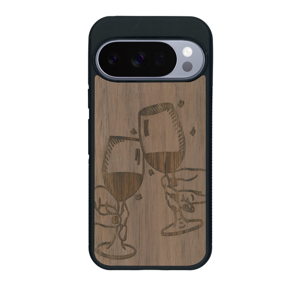 Coque de protection en bois véritable fabriquée en France pour Google Pixel 10 Pro XL représentant une vue de face d'une flute de champagne dessinée à la main par l'artiste Maud Dabs
