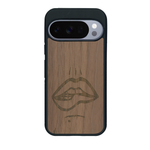 Coque de protection en bois véritable fabriquée en France pour Google Pixel 10 Pro XL représentant de manière minimaliste une bouche de féminine se mordant le coin de la lèvre de manière sensuelle dessinée à la main par l'artiste Maud Dabs