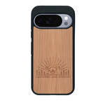 Coque de protection en bois véritable fabriquée en France pour Google Pixel 10 sur le thème chill et nature avec un motif représentant un levé de soleil sur un paysage de montagne avec des sapins et un chalet et la phrase "Good friends, good adventure"