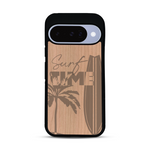 Coque de protection en bois véritable fabriquée en France pour  sur le thème chill avec un motif représentant une silouhette tenant une planche de surf sur une plage entouré de palmiers et les mots "Surf Time Long Beach Miami"