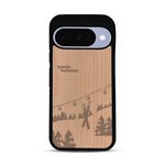 Coque de protection en bois véritable fabriquée en France pour  sur le thème de la montagne, du ski et de la neige avec un motif représentant une paire de ski plantée dans la neige avec en fond des montagnes enneigées