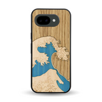 Coque de protection en bois véritable fabriquée en France pour Google Pixel 10A alliant plusieurs essences de bois pour représenter la célèbre grande vague de Kanagawa