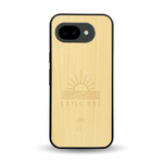 Coque de protection en bois véritable fabriquée en France pour Google Pixel 10A sur le thème chill avec un motif représentant un couché de soleil sur l'océan et la phrase "Chill out"