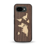Coque de protection en bois véritable fabriquée en France pour Google Pixel 10A alliant du bambou et du noyer sur le thème du voyage et de l'aventure représentant une mappemonde