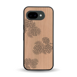 Coque de protection en bois véritable fabriquée en France pour Google Pixel 10A sur le thème de la nature des arbres avec un motif de gravure représentant des épines de sapin et des pommes de pin